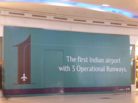 Delhi ist wie hier zu lesen ist der erste Airport in Indien mit 3 Landebahnen
