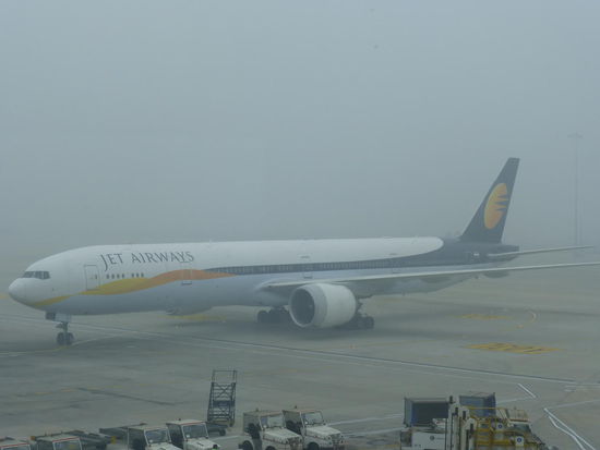 Jet Airways im dichten Nebel von Delhi