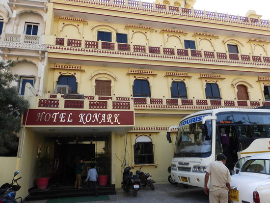 Am Rande der Altstadt im Stadtzentrum von Jaipur buchte ich in diesem Hotel mein klimatisiertes Zimmer für 7 Euro / Nacht ohne Frühstück !!