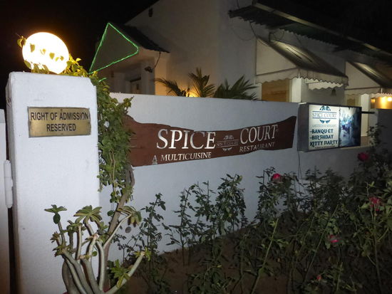 Mein Fahrer Rakesh hat es gut gemeint mit mir und führte mich am letzten Abend in Jaipur in dieses feine Restaurant wo es aber außer Touristen aus Europa und den USA keine anderen Gäste gab und was ich nicht nur deswegen als wenig authentisch fand . Das Essen war durchschnitt und wie üblich in diesen Läden natürlich etwas überteuert !! 