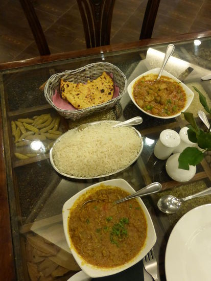 Für dieses Essen rein vegetarisch ohne Getränke durfte ich 825 Rupie = 10 Euro zahlen was für indische Durchschnittsverhältnisse nicht ganz preiswert ist !! 