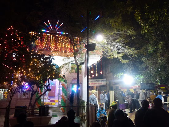 Vor diesen Tempel standen viele Menschen an um etwas Essen zu bekommen was hier kostenlos verteilt wurde.