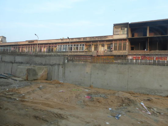 Auch hier in Jaipur wird eine U Bahn gebaut ähnlich wie es sie in Delhi oder Bangalore schon gibt.