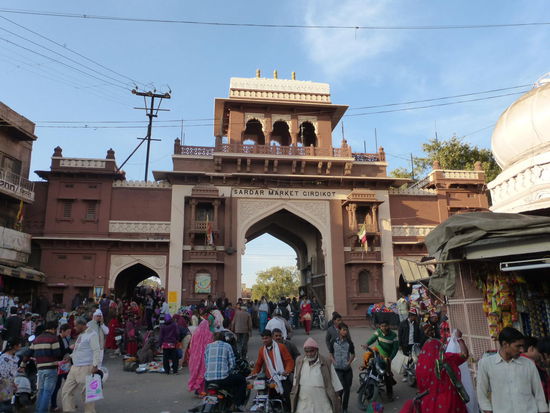 Ich bin am Sardar Markt angekommen wo ich während meiner Fotoaufnahmen fast von einen der vielen jungen und oftmals wilden , unaufmerksamen Mopedfahrer in Indien über den Haufen gefahren wurde . Aber ich war wohl doch etwas zu groß und zu schwer so das ich nur einen blauen Fleck am Oberschenkel bekommen habe im Gegensatz zum Mopedfahrer der sich nicht mehr halten konnte und ziemlich übel stürtze. Mein Mitleid hielt sich aus besagten Gründen stark in Grenzen !! 