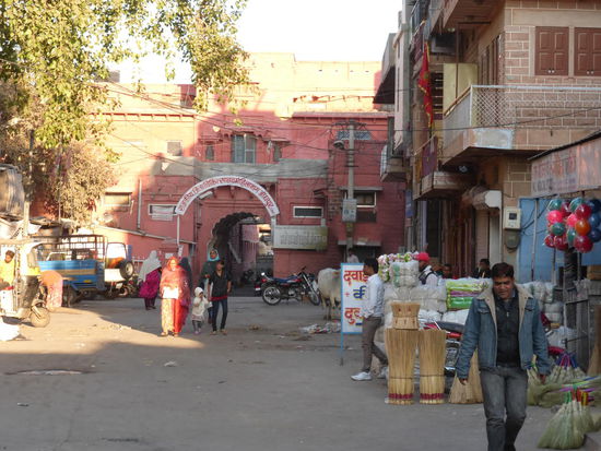 Ich laufe rechts hinter dem Sardar Markt weiter Richtung Gulab See
