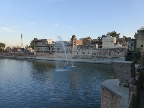 Kurz hinter dem Sardar Markt erreiche ich den Gulab See der auch noch mitten in der Altstadt liegt