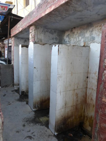 Auch das ist in Indien bei weiten nicht überall selbstverständlich und wird gut genutzt . Hier einer der wenigen Augenblicke wo mal nicht zwei oder drei Gäste das WC gleichzeitig nutzen.