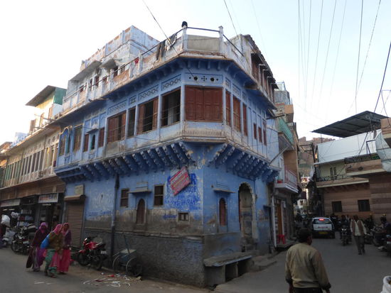 Weiter geht es durch die " Blue City "