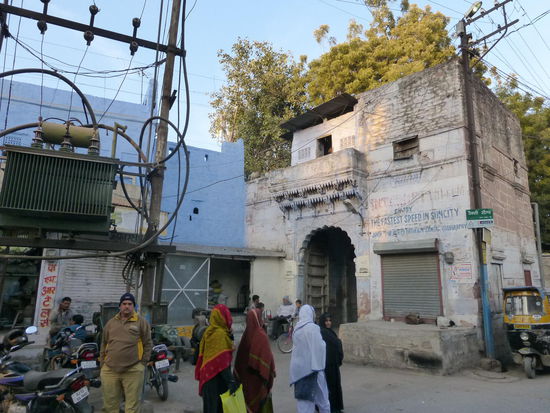 Weiter geht es durch die " Blue City "