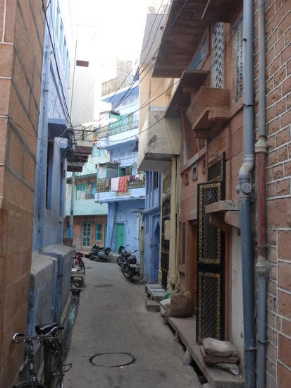 Weiter geht es durch die " Blue City "