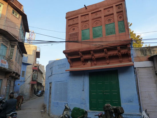 Weiter geht es durch die " Blue City "