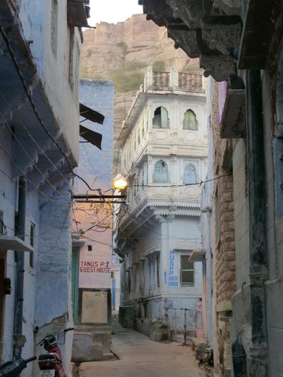 Weiter geht es durch die " Blue City "