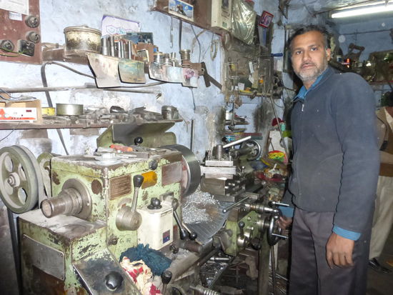 Er hatte mich in seine Werkstatt eingeladen und erklärte mir was er alles mit seiner kleinen Drehmaschine herstellen konnte