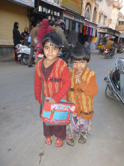 Dieses süße Geschwisterpaar war gerade auf dem Weg von der Schule nach Hause und wollte unbedingt das ich ein Foto mache was ich sehr gerne getan habe