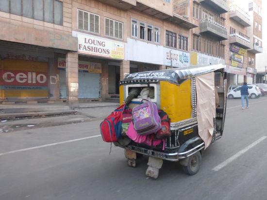 Kinder auf dem Weg zur Schule am nächsten Morgen in Jodhpur