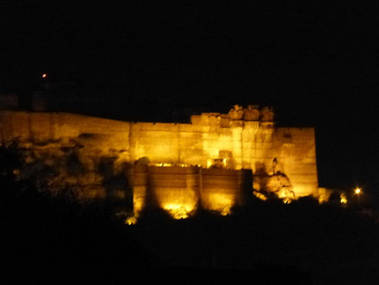 Am Abend konnte ich von meinem Hotel aus schon ein Blick auf das beleuchtete Meherangarh Fort werfen