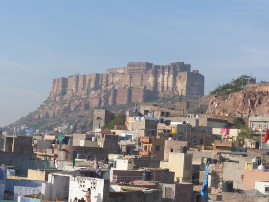 Das Meherangarh Fort hoch über der Stadt Jodhpur