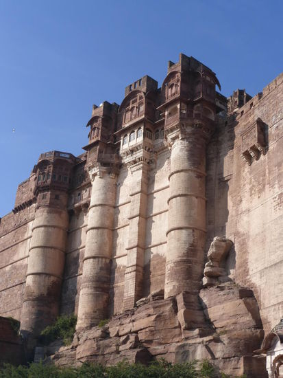 Die mächtigen Außenmauern des Meherangarh Fort