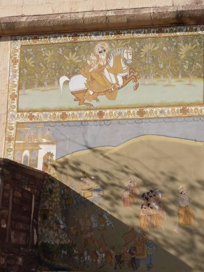 Rechts und links des Jaya Pol sind diese Malereien zu sehen