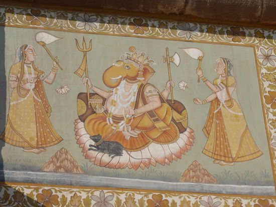 Rechts und links des Jaya Pol sind diese Malereien zu sehen