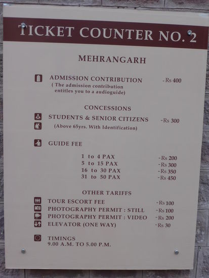 400 Rupie Eintritt + 200 Rupie Foto und Video Gebühr + 30 Rupie Fahrstuhl Nutzung = 630 Rupie = 7,50 Euro was fast schon so teuer ist wie der Eintritt für das Taj Mahal am Ende meiner Reise !! 