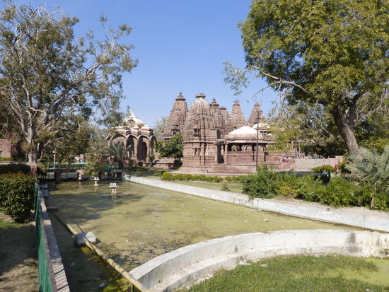 Zum Schluß besuchte ich noch Mandore was ca. 9 km außerhalb der Stadt liegt und bis zur Gründung von Jodhpur 1459 die Hauptsadt der Marwaris war. Die Mandore Gärten sind ein beliebtes Ausflugsziel und man muß auch als Ausländer hier keinen Eintritt bezahlen.