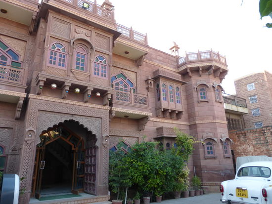 Mein Hotel in Jodhpur war soweit ok aber nichts besonderes und vom Preis auch etwas zu hoch wie ich fand zumal Internet nicht richtig funktionierte.
2000 Rupie pro Nacht ohne Frühstück = 24 Euro !!