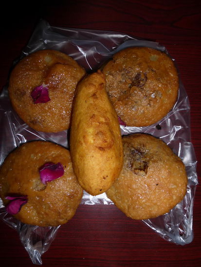 5 Stück Gebäck vom Straßenstand süß siehe lila Blüten und scharf in der mitte liegend gefüllte Chili - Bhajis eine Spezialität aus dem Bundesstaat Andhra Pradesh in Zentralindien und überall in Nordindien an Straßenständen zu finden u.a. auch in Rajasthan für 50 Rupie = 0,60 Euro