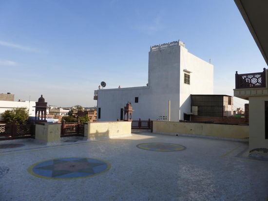 Blick von der Hotelterasse auf dem Dach