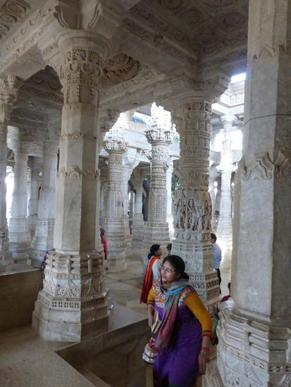 Indische Besucherin vor einigen der 1444 Marmorsäulen im Jain Tempel