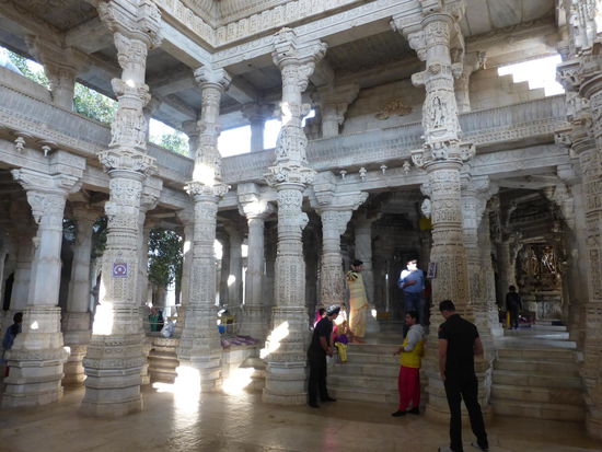 Einige  der 1444 reich verzierten Marmorsäulen im Jain Tempel