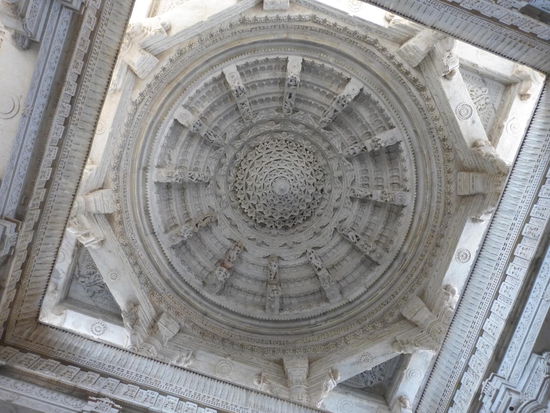 Reich verzierte Decke