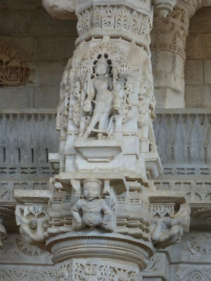 Eine der 1444 reich verzierten Marmorsäulen im Jain Tempel