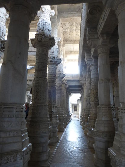 Einige  der 1444 reich verzierten Marmorsäulen im Jain Tempel
