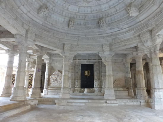 Einige  der 1444 reich verzierten Marmorsäulen im Jain Tempel