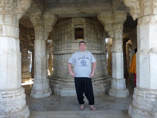 Ich im Jain Tempel ohne Schuhe und mit langer Hose wie gewünscht 
