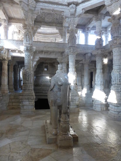 Weiterer Elefant mit einigen der 1444 reich verzierten Marmorsäulen im Jain Tempel