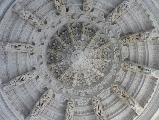 Wunderschöne Decken im Jain Tempel