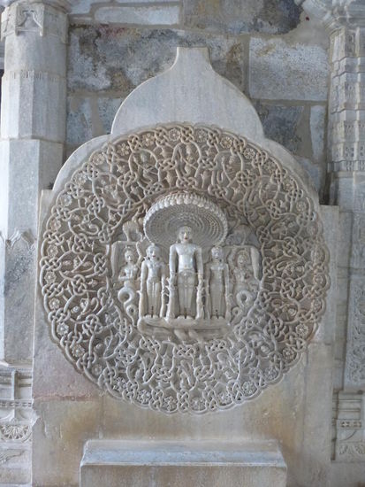 Parshvanata im Medaillon vom tausendköpfigen Schlangengott Dharanendra