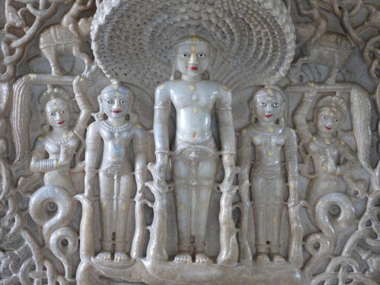 Parshvanata im Medaillon vom tausendköpfigen Schlangengott Dharanendra