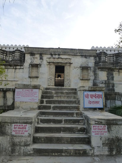 Ein weiterer sehr sehenswerter Tempel in Ranakpur gleich neben dem Haupttempel