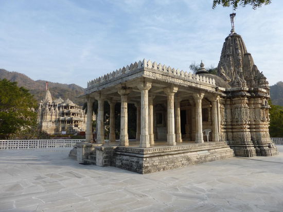 Ein weiterer sehr sehenswerter Tempel in Ranakpur gleich neben dem Haupttempel