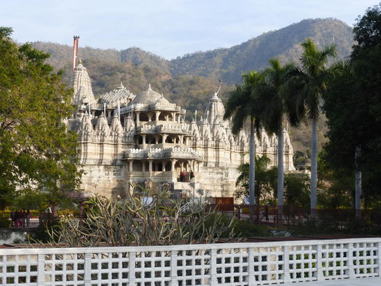 Der Haupttempel im Hintergrund