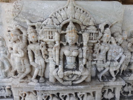 Der Nebentempel in Ranakpur auch hier wunderschöne Skulpturen