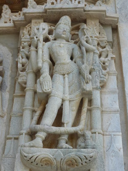 Der Nebentempel in Ranakpur auch hier wunderschöne Skulpturen
