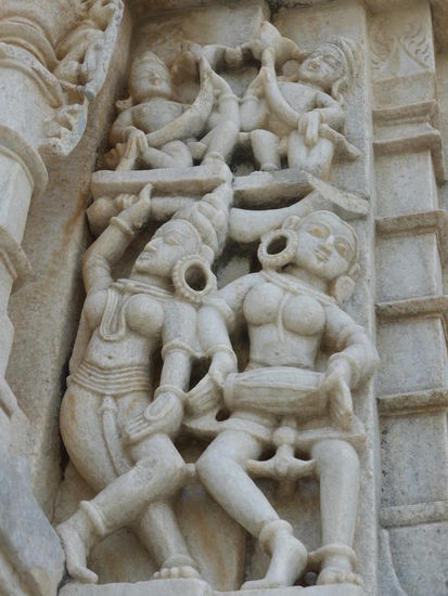 Der Nebentempel in Ranakpur auch hier wunderschöne Skulpturen