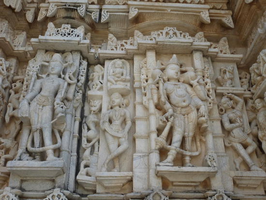 Der Nebentempel in Ranakpur auch hier wunderschöne Skulpturen