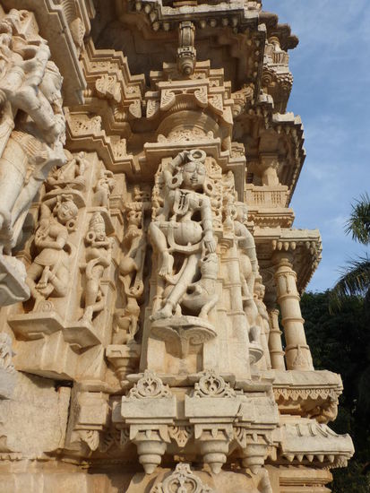 Der Nebentempel in Ranakpur auch hier wunderschöne Skulpturen