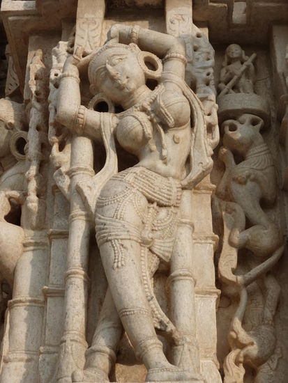 Der Nebentempel in Ranakpur auch hier wunderschöne Skulpturen