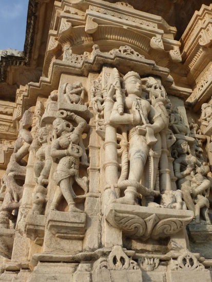 Der Nebentempel in Ranakpur auch hier wunderschöne Skulpturen